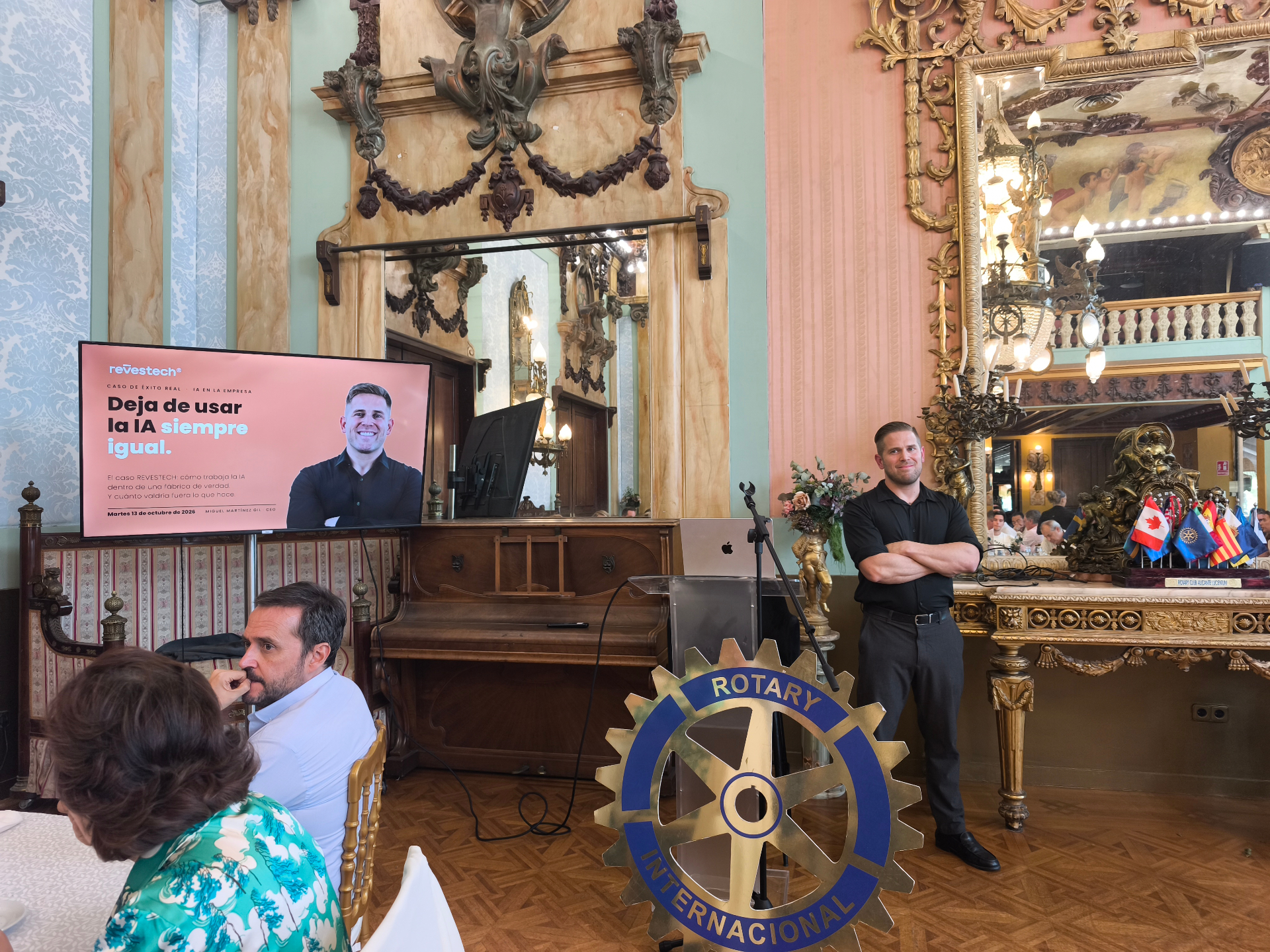 El CEO de REVESTECH explica en el Rotary Club Alicante Lucentum Puerto cómo la IA ha ahorrado más de 500.000 € a su empresa