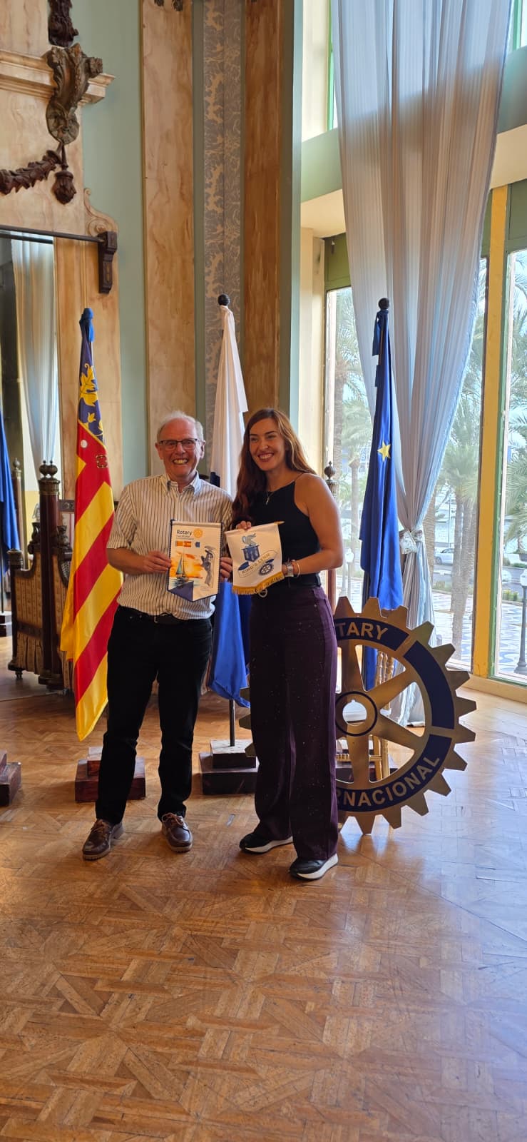 Exchange of pennants between the Rotary Club of King's Lynn and Rotary Club Alicante Lucentum Puerto