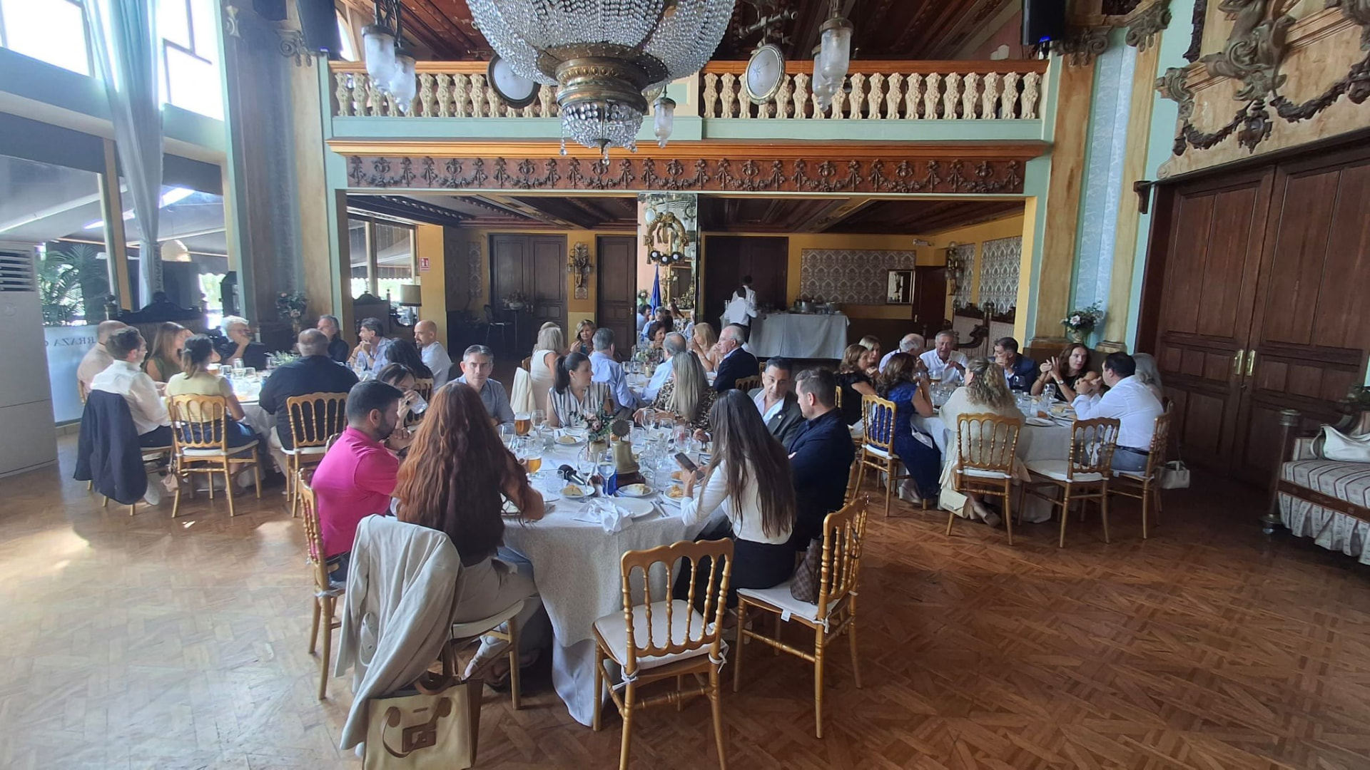 El salón del Real Liceo Casino de Alicante durante la comida del club