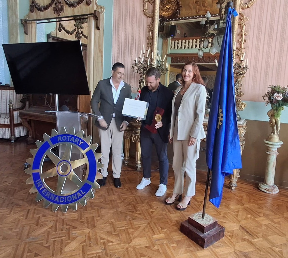 El Dr. Francisco Soler Valero recibe el Premio a la Excelencia Rotaria