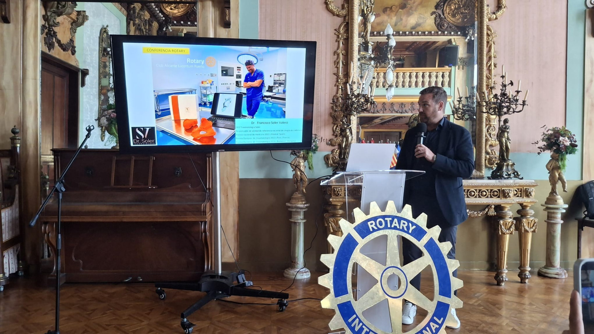 El doctor Soler durante su conferencia en el Real Liceo Casino de Alicante