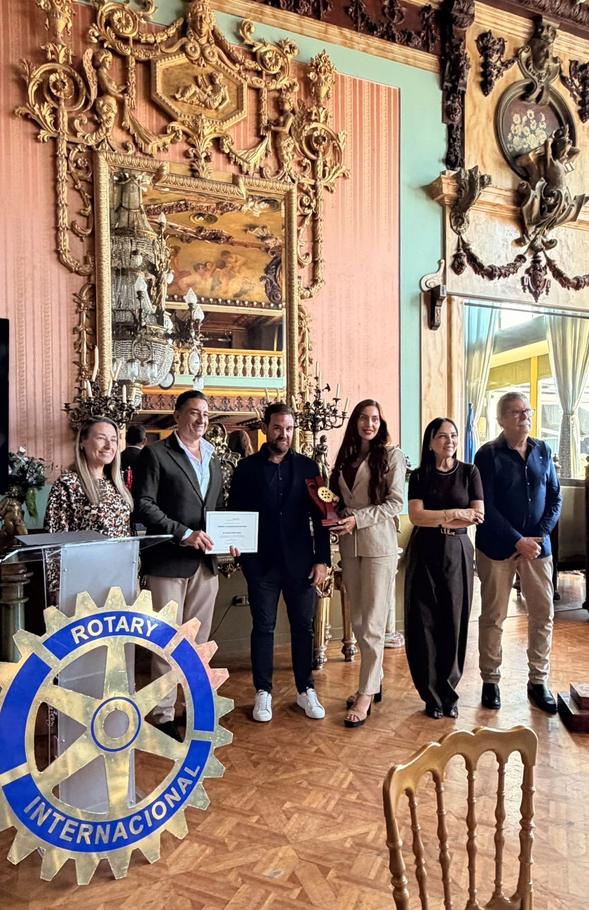 Autoridades y directivos del club tras la entrega del Premio a la Excelencia Rotaria