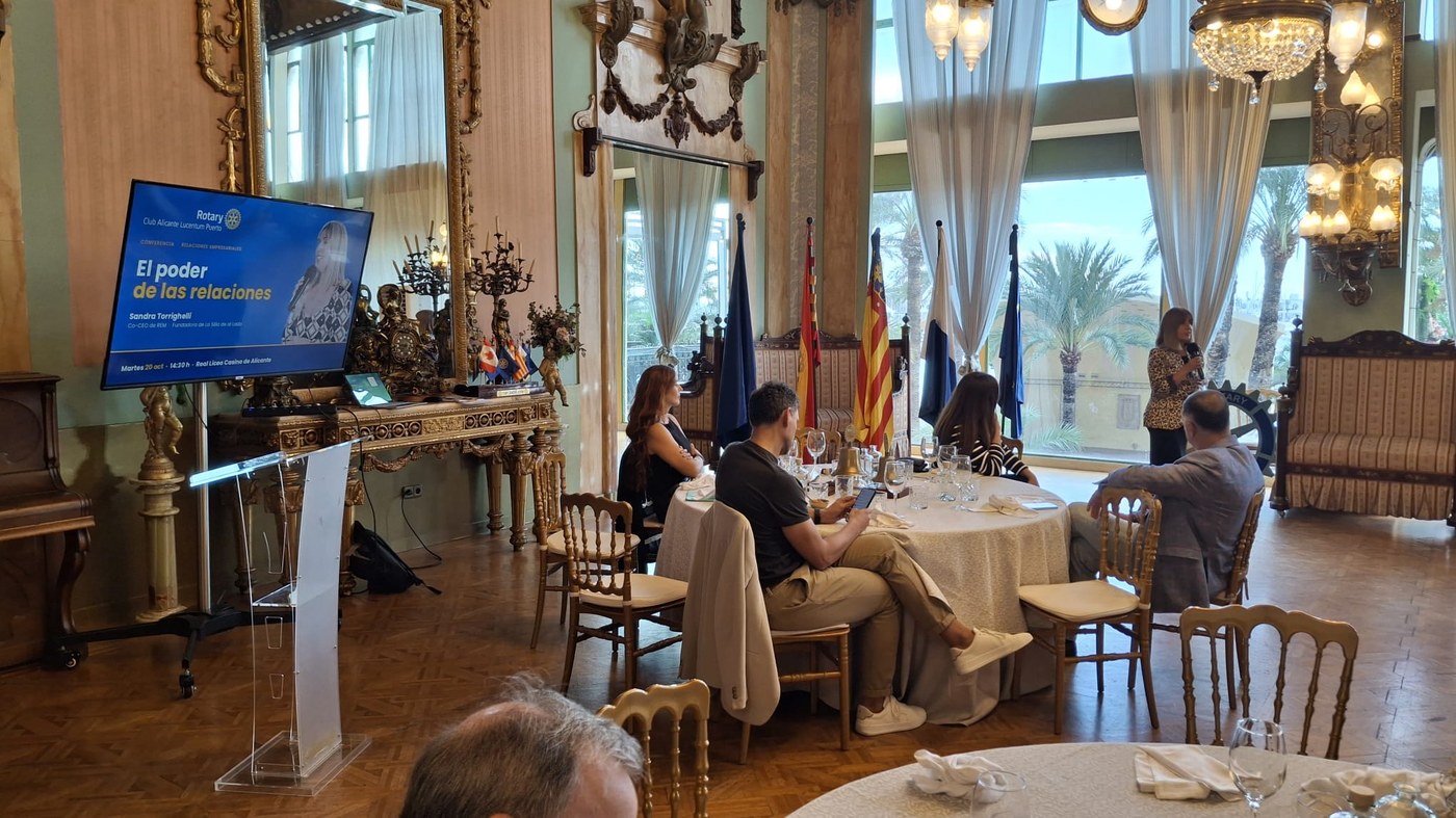 Sandra Torrighelli during her talk at Rotary Club Alicante Lucentum Puerto