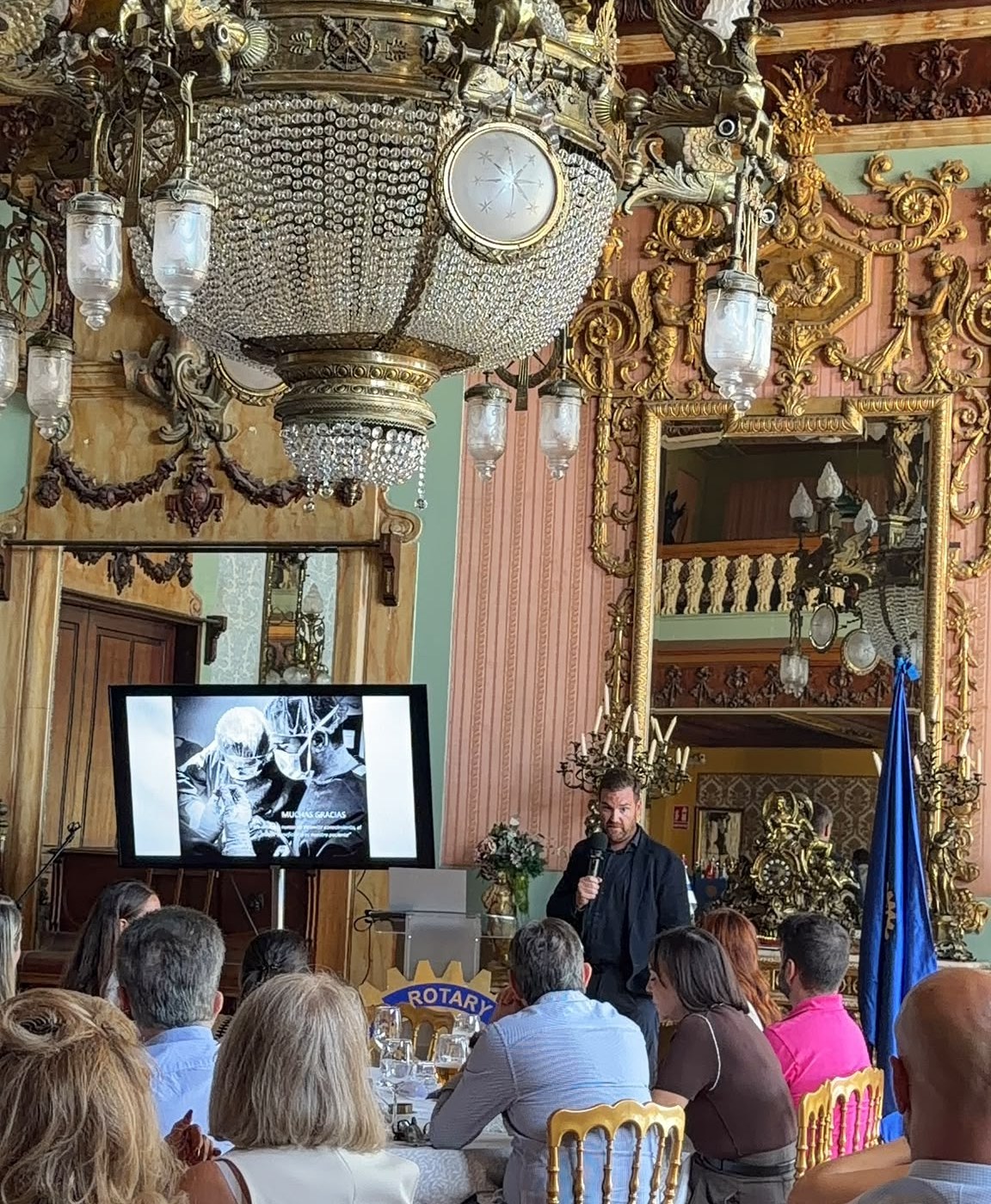 Salón del Real Liceo Casino de Alicante durante la reunión del club